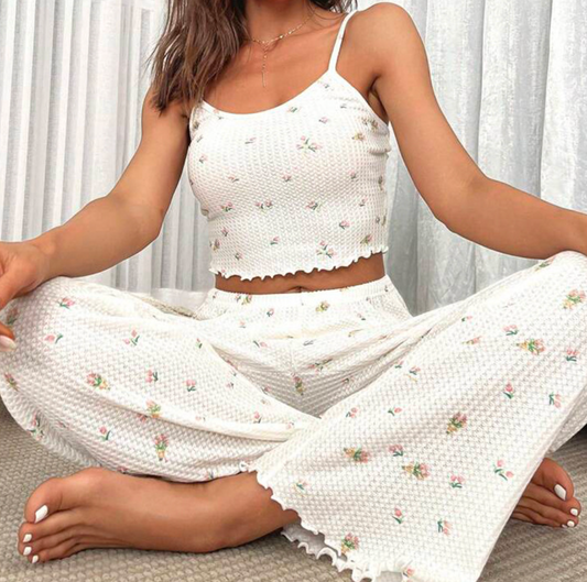 Hvit pysjamassett – enkel, myk og tidløs