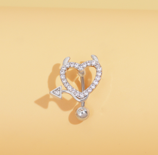 Hjertepiercing i sølv – Enkel, feminin og glitrende