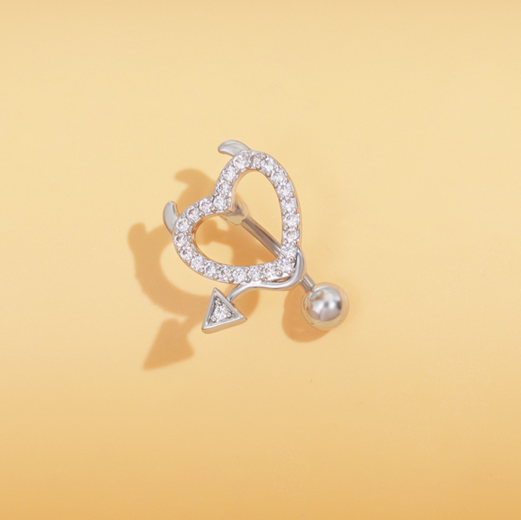 Hjertepiercing i sølv – Enkel, feminin og glitrende