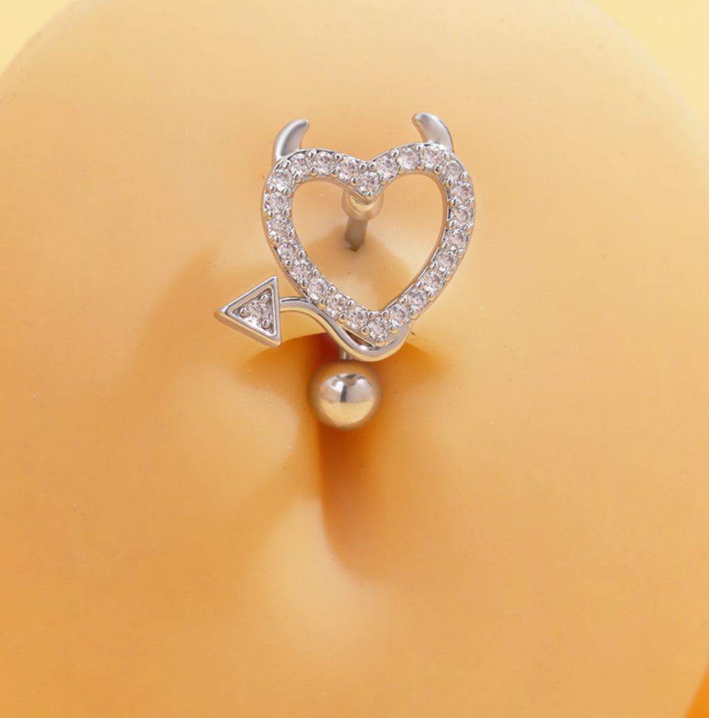 Hjertepiercing i sølv – Enkel, feminin og glitrende