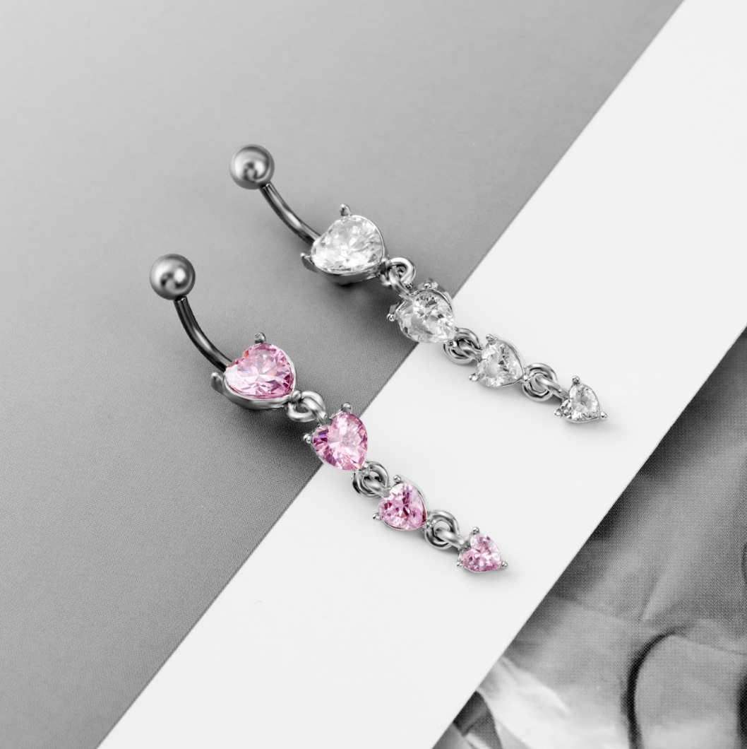 Navlepiercing med hengende diamanter