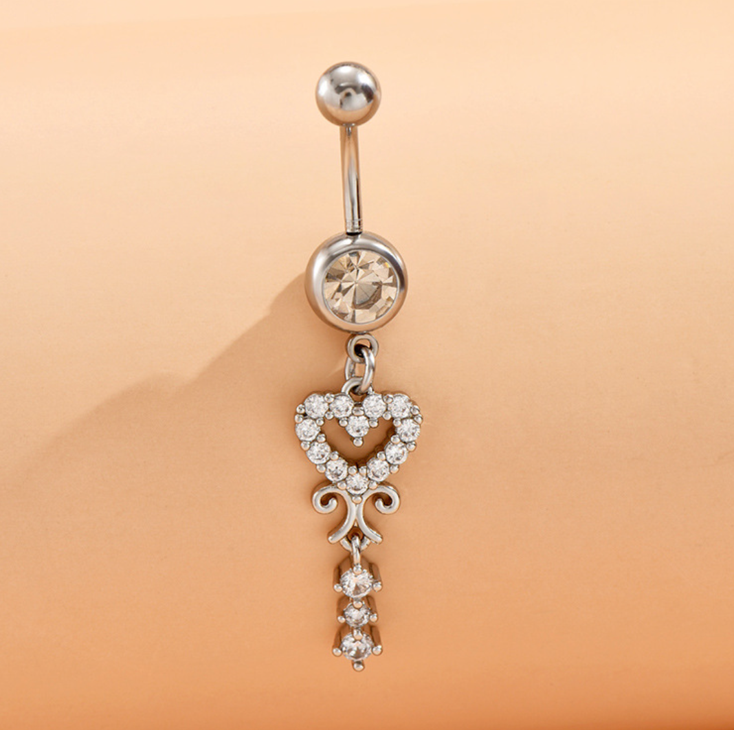 Navlepiercing med hengende hjerte