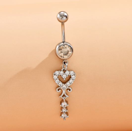 Navlepiercing med hengende hjerte