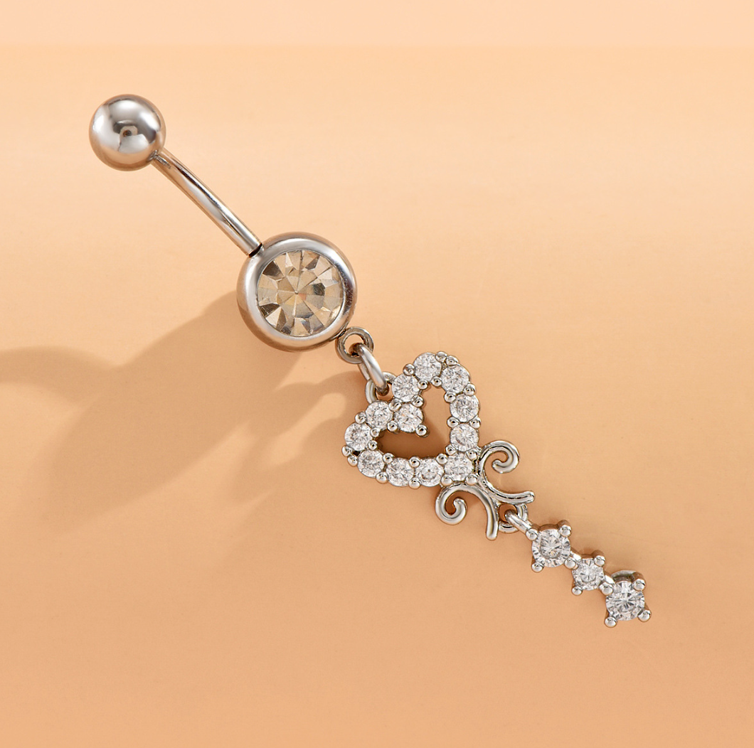 Navlepiercing med hengende hjerte