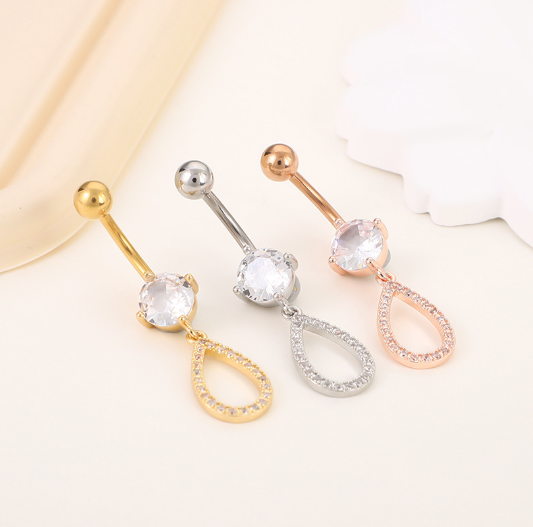 Navlepiercing med små diamanter