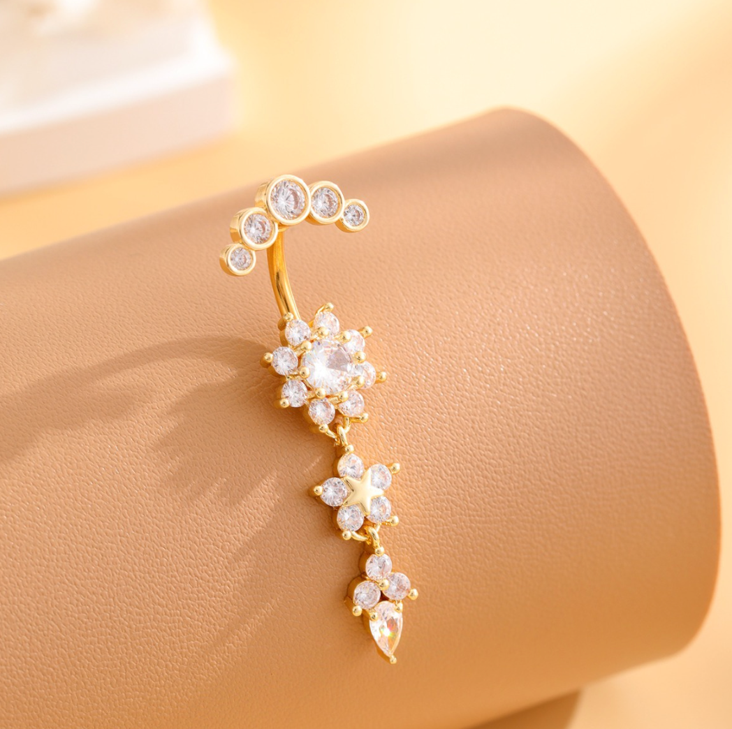 Navlepiercing med hengende rose