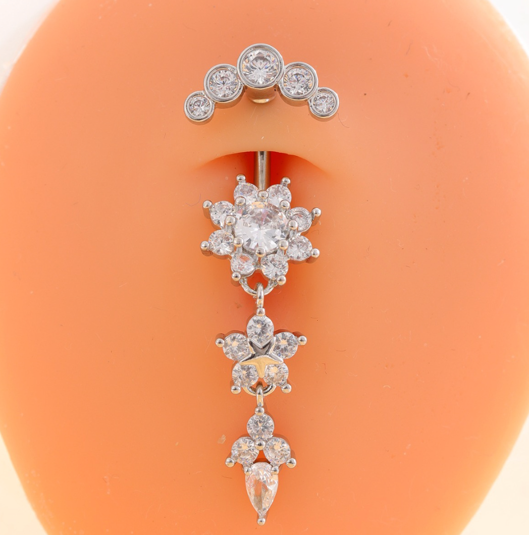 Navlepiercing med hengende rose