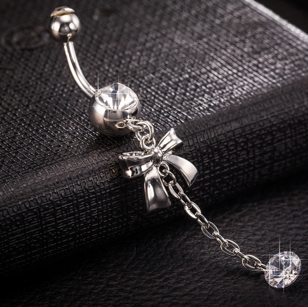 Navlepiercing med hengende sløyfe