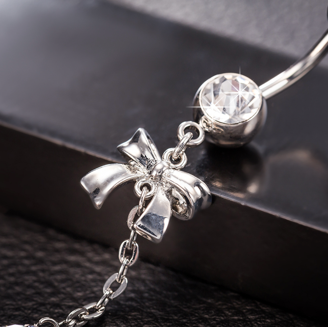 Navlepiercing med hengende sløyfe