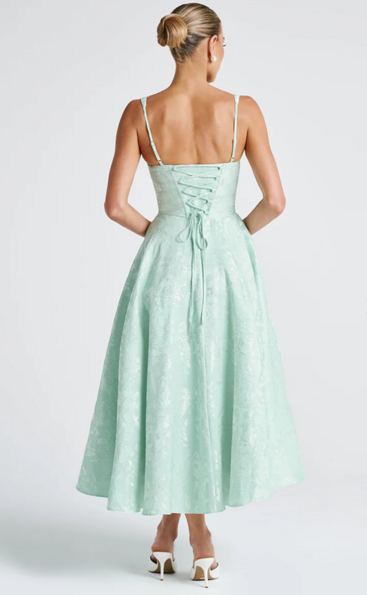 Skimrende Silhuett – Elegant kjole