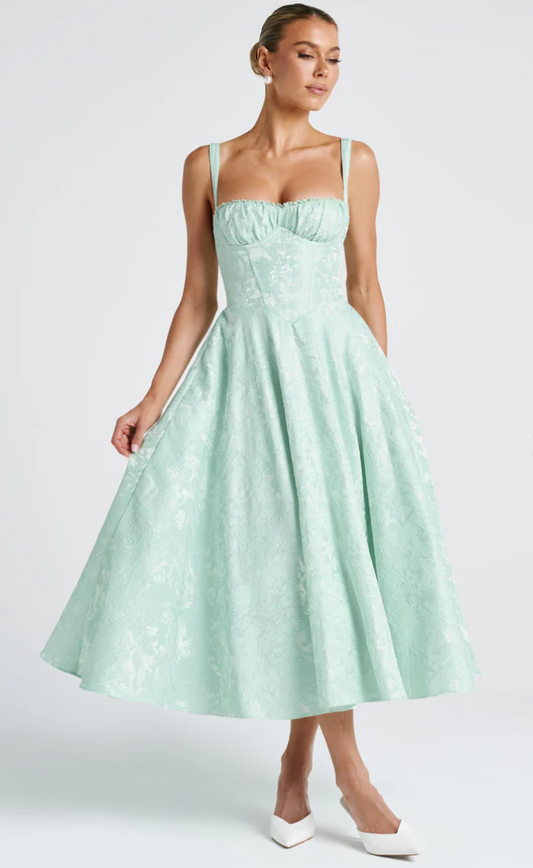 Skimrende Silhuett – Elegant kjole